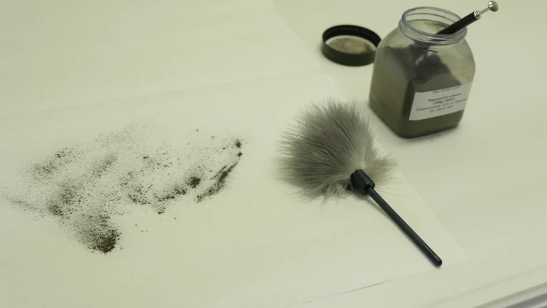 Pinsel und magnetpulver im labor um fingerabdrücke zu erkennen — © Symbolbild