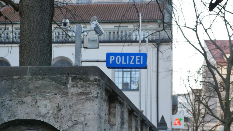 blaues Polizeischild vor dem Polizeipräsidium