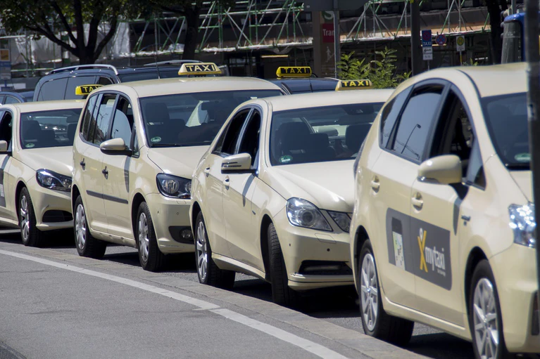 Wartende Taxen in München — © Symbolfotos