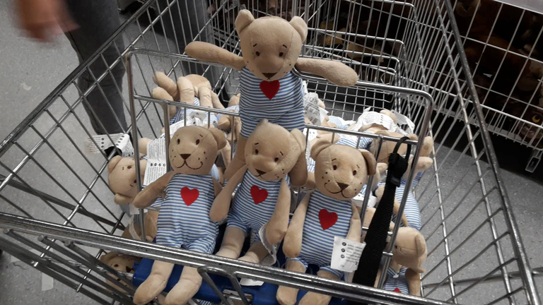 einkaufswagen voll mit kuschelbären von ieka — © Einkaufswagen mit Kuschelbären
