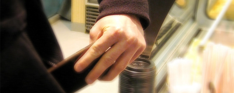 Dieb steckt Handy in Jackentasche — © Smybolbild. Foto: Bundespolizei
