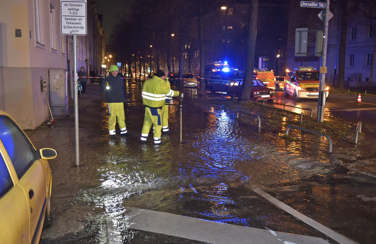überflutete Straße einsatzkräfte beheben schaden — © Berufsfeuerwehr München