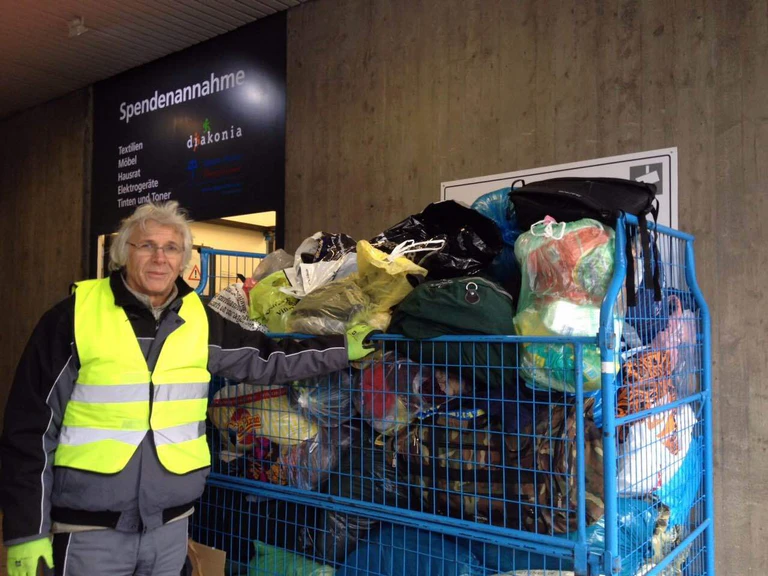 wagen mit senden in säcken vor diakonia spendenannahme — © Übergabe der Spenden an die Diakonia Spendensammelstelle