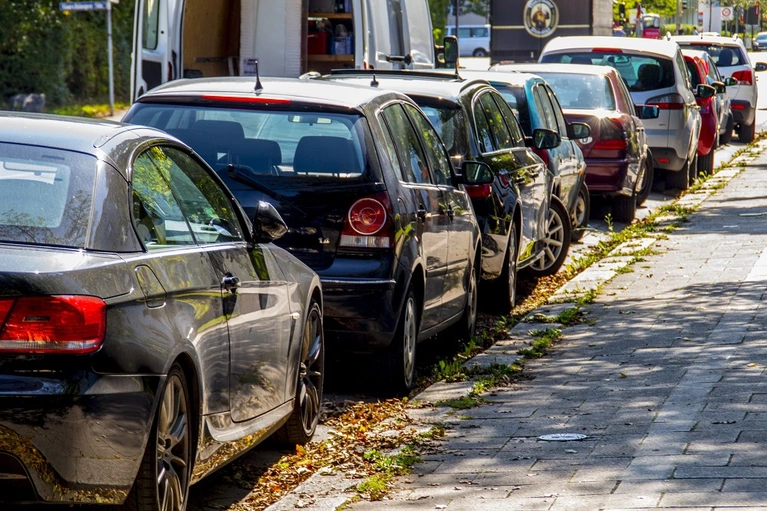 parkende Autos in Münchner Straße — © Symbolfoto