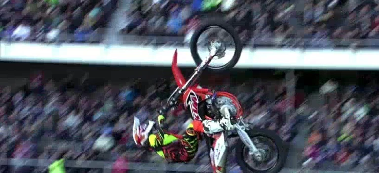 nitro circus stund man auf motorrad beim salto in der luft