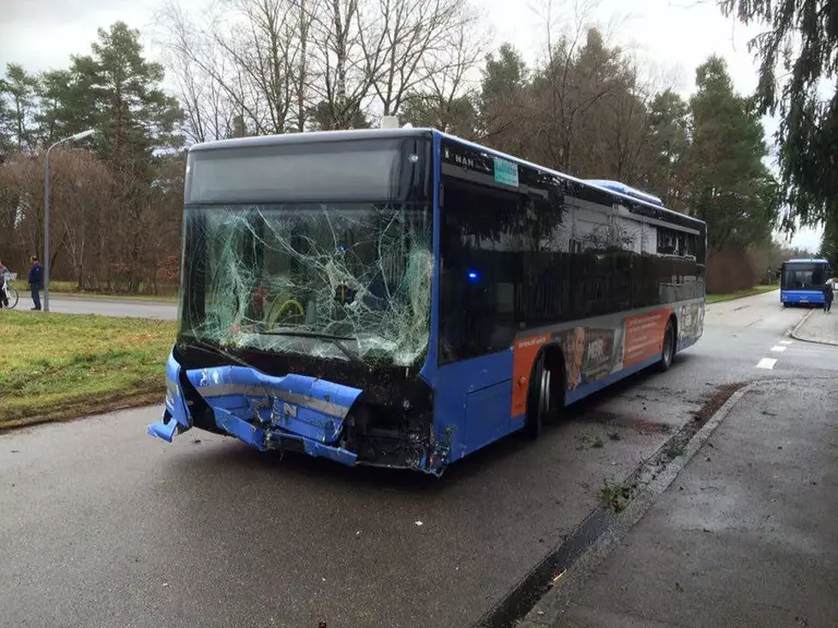 busbergung auf straße von unfall im vorgarten