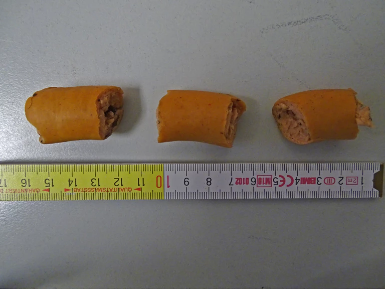 Wienerwurststückchen mit Giftködern für Hunde — © Die Wienerwurststückchen - Foto: Polizei
