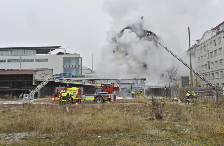 Orleansstrasse feuer Ostbahnhof IHK - Rauch Löscharbeiten — © Foto der Berufsfeuerwehr München