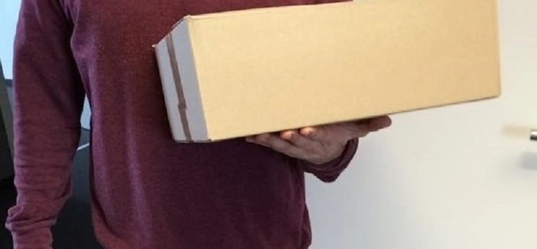 Postbote mit Paket