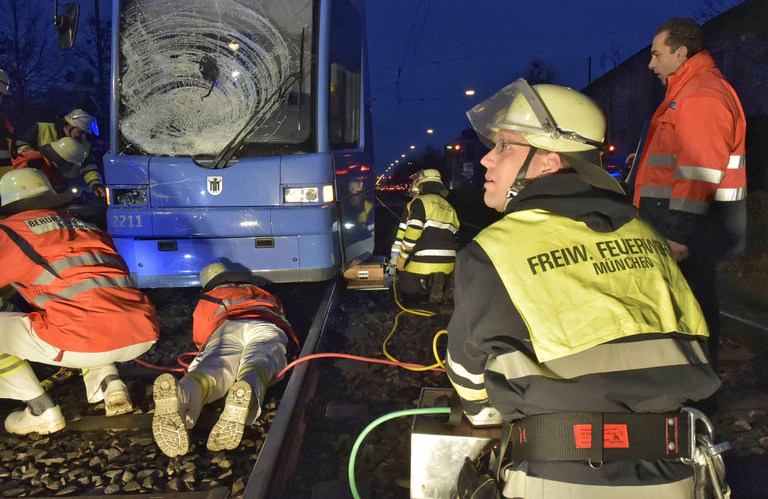 Einsatzfoto Feuerwehr Tramlinie 20 Moosach — © Foto der Berufsfeuerwehr München