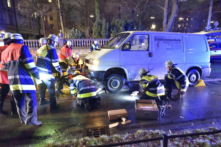 unfall maximilianstraße frau von transporter ueberrollt — © Foto der Berufsfeuerwehr München
