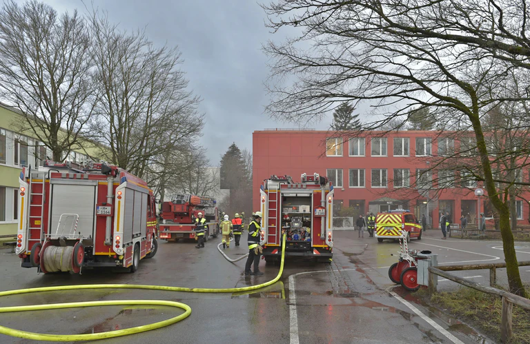 Feuerwehr bei Brand in Schule — © Die Einsatzkräfte vor der brennenden Schule - Foto: Berufsfeuerwehr München