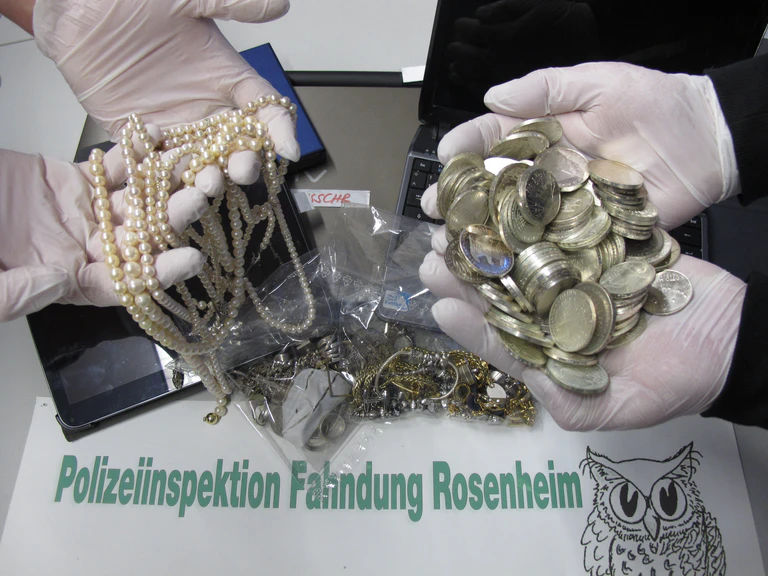 Diebstahl Raub Schmuck Geld — © Das vermeintliche Diebesgut - Foto: Polizei