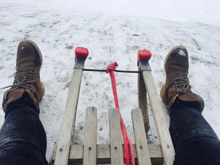 schlitten im schnee — © Symbolfoto