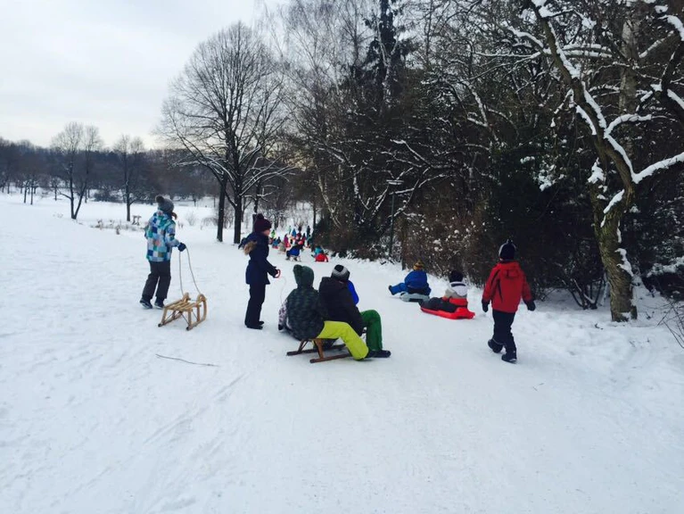 kinder im schnee mit schlitten — © Kinder im Westpark