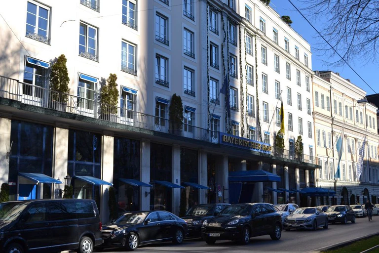 hotel bayersicher hof von außen bei klarem himmel und sonnenschein — © Bayerischer Hof