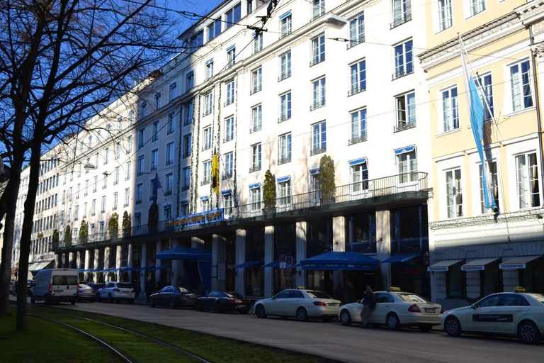 bayerischer hof seitlich mit grünstreifen vom promenadeplatz — © Bayerischer Hof