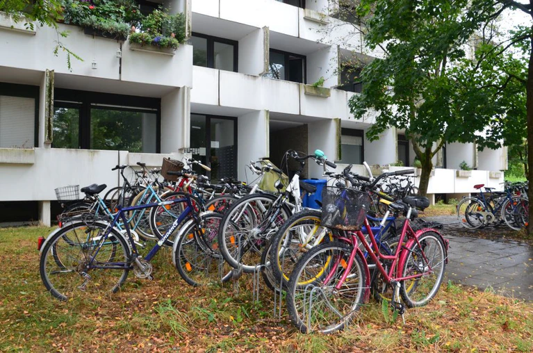 Fahrräder in einem Fahrradständer — © Symbolfoto.