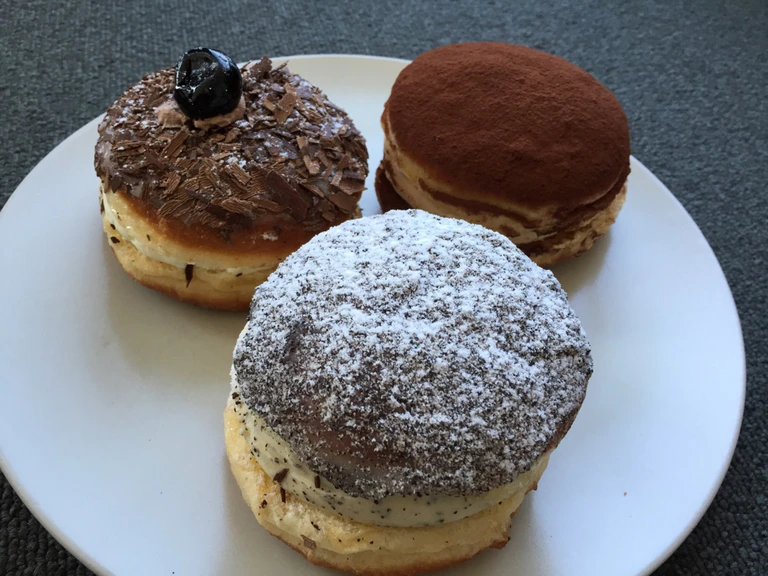 verschiedene krapfen auf teller — © Faschingszeit ist Krapfenzeit