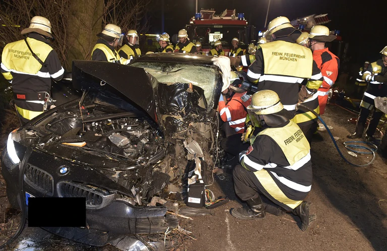 Einsatz Müllerstraße 18-Jährige in BMW eingeklemmt — © Foto der Berufsfeuerwehr München
