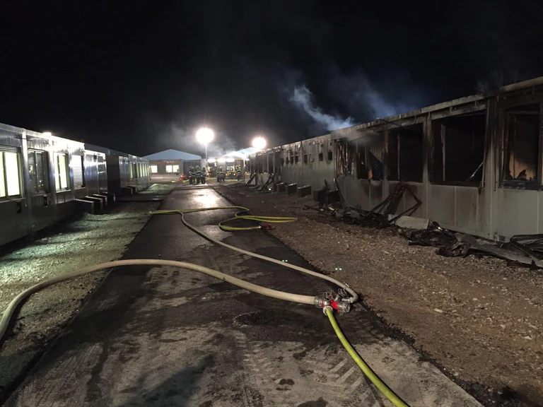 Der Schaden nach dem Brand in den Wohncontainern. — © Der Schaden nach dem Brand in den Wohncontainern.