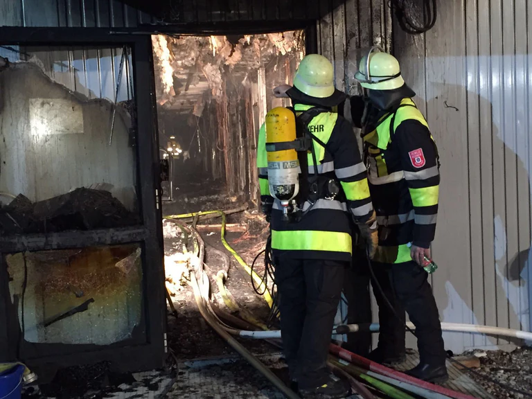 Feuerwehr beim Einsatz Brand Asylbewerberheim — © Die Feuerwehr im Einsatz in der Unterkunft in München
