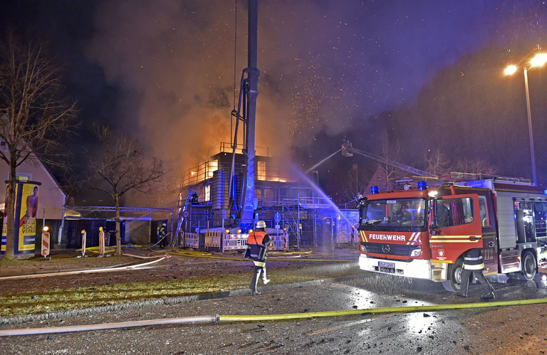 Feuer Brand Einfamilienhaus — © Foto: Berufsfeuerwehr München