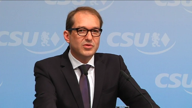 Alexander Dobrindt auf einer Pressekonferenz — © Alexander Dobrindt auf einer Pressekonferenz