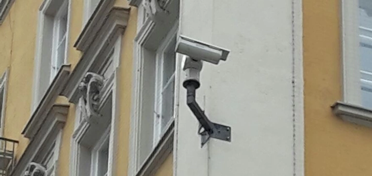 Eine Überwachungskamera installiert an einer Hausmauer — © Münchner Polizei verstärkt Sicherheitskonzept