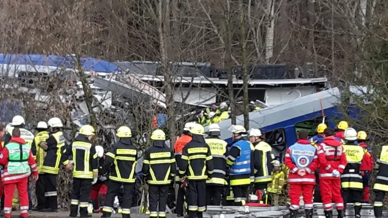 unglueck bad aibling zug meridian — © Einsatzkräfte am Unfallort.