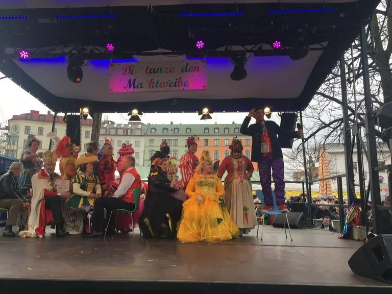Tanz der Marktfrauen auf der Bühne am Viktualienmarkt in München