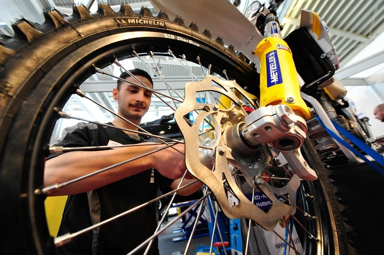 — © Junge Handwerker auf der Leistungsschau "AutoBerufeAktuell". Foto GHM