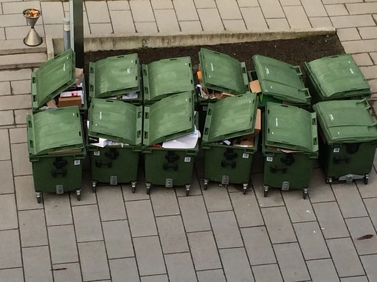 Papier-Mülltonnen — © Dieb versteckt sich in Mülltonne