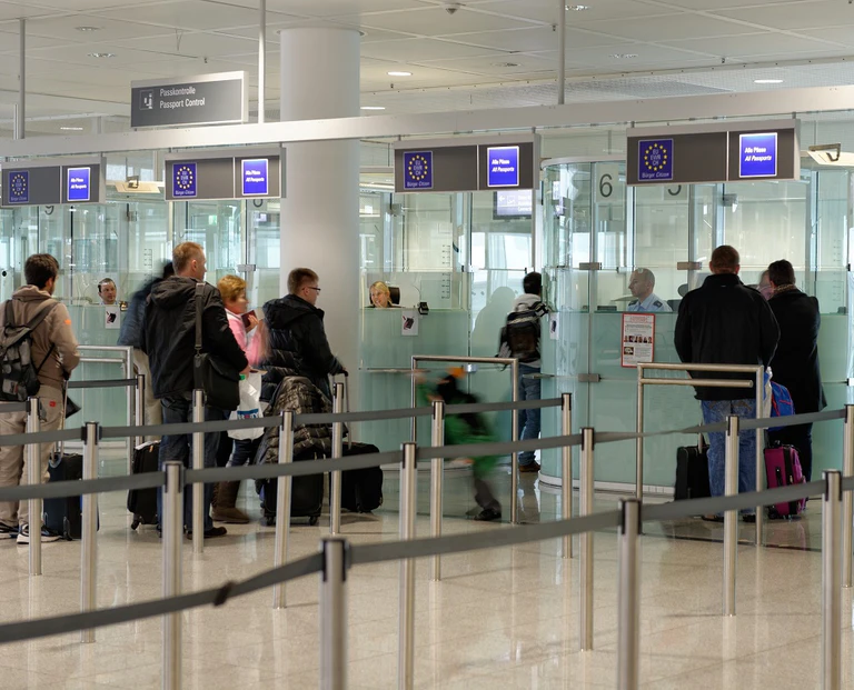 — © Kontrolle am Flughafen