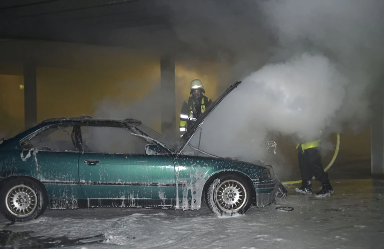 — © Parkhaus im Westend -Pkw in Flammen
