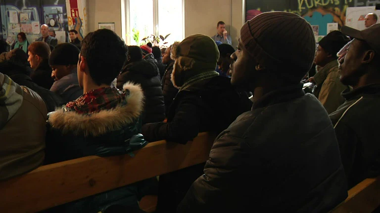 — © Rechtskunde-Unterricht für Flüchtlinge in der Bayernkaserne in München