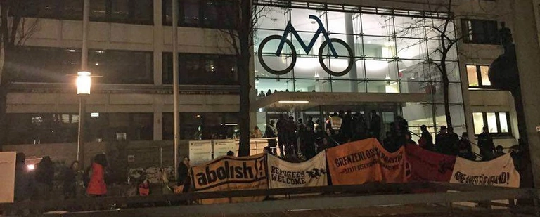 — © Abschiebungsgegner haben am Donnerstag das KVR in München besetzt