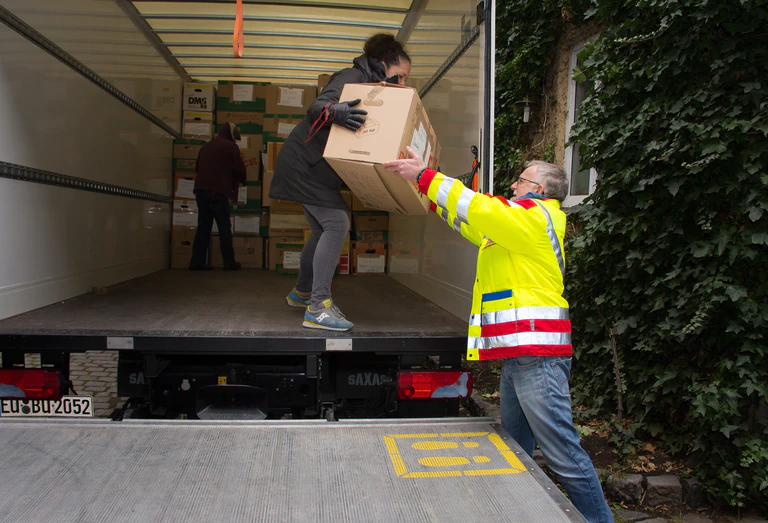 SPD-Politiker Pfaffmann packt mit an — © SPD-Politiker Pfaffmann packt mit an Quelle: SPD