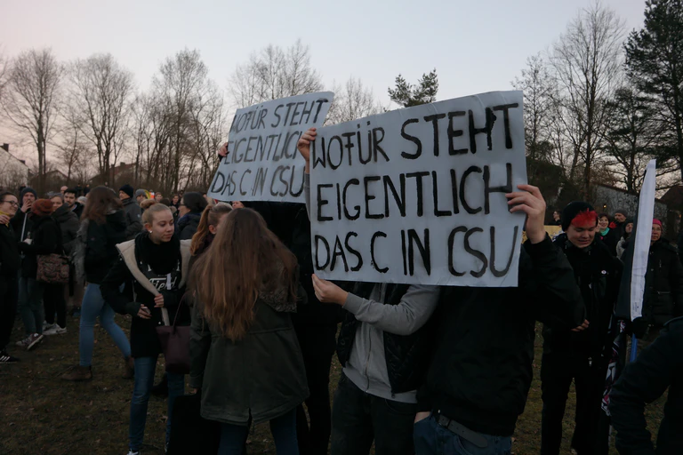 Die Zornedinger bilden eine Lichterkette gegen Fremdenfeindlichkeit