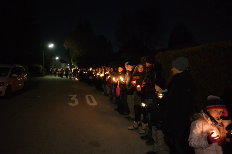 Die Zornedinger bilden eine Lichterkette gegen Fremdenfeindlichkeit — © Die Zornedinger bildeten eine Lichterkette gegen Fremdenfeindlichkeit.