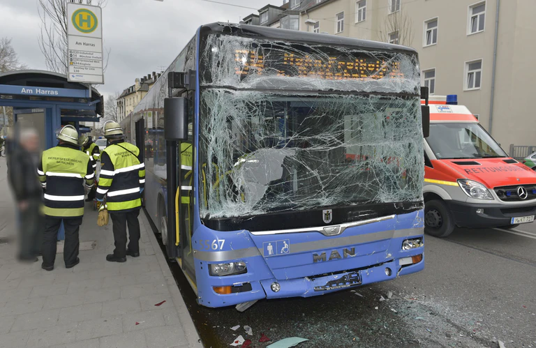 Busunfall Harras — © Foto: Berufsfeuerwehr München
