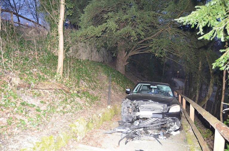 — © Pkw stürzt 8 Meter tief. Foto: Bundespolizei