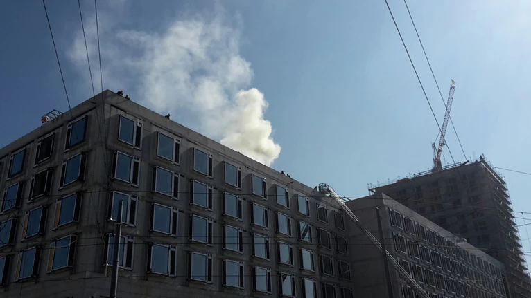 Brand auf Baustelle in der Leopoldstraße - Feuerwehr im Einsatz
