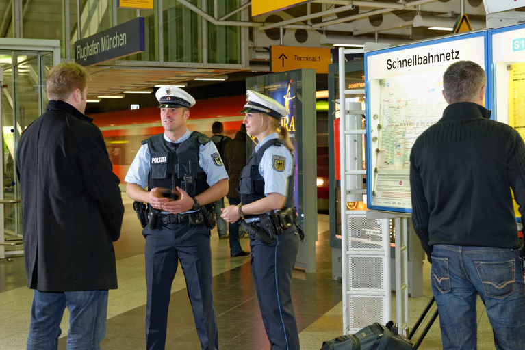 Bundespolizisten am Münchner Flughafen auf Streife — © Foto: Bundespolizei Münchner Flughafen