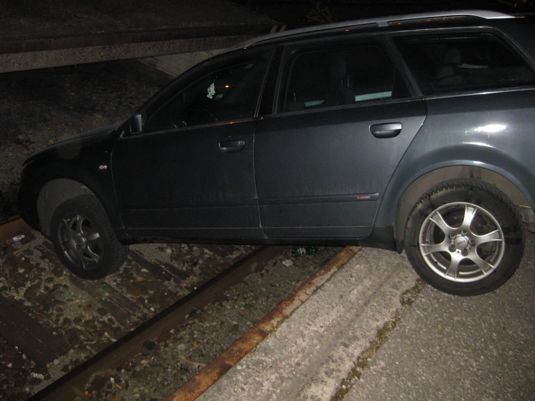 Auto im Gleis — © Foto: Bundespolizei