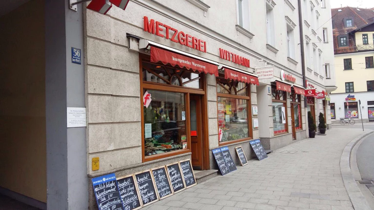 Metzgerei Wittmann in Haidhausen von Außen mit Angebotstafeln vor dem laden — © Metzgerei Wittmann schließt den Betrieb nach 135 Jahren