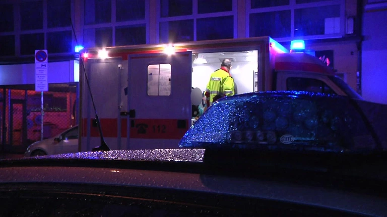 Notarzt an dunkler Unfallstelle — © Symbolfoto