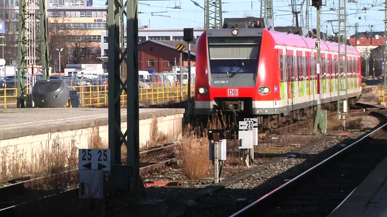 S-Bahn, die in Bahnhof einfährt. — © Symbolfoto