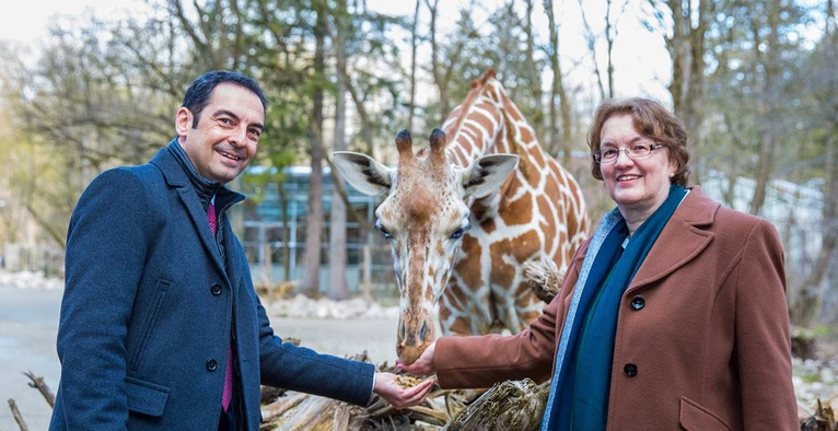 — © Christine Strobl und Zoodirektor Rasem Baban. Foto: Tierpark Hellabrunn/Marc Müller