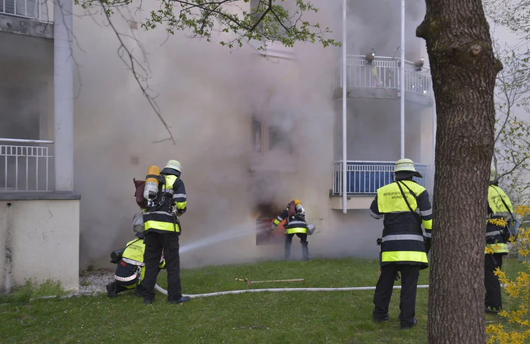 Helfer der Feuerwehr löschen einen Kellerbrand — © Brand in einem vierstöckigem Haus in Neufriedenheim